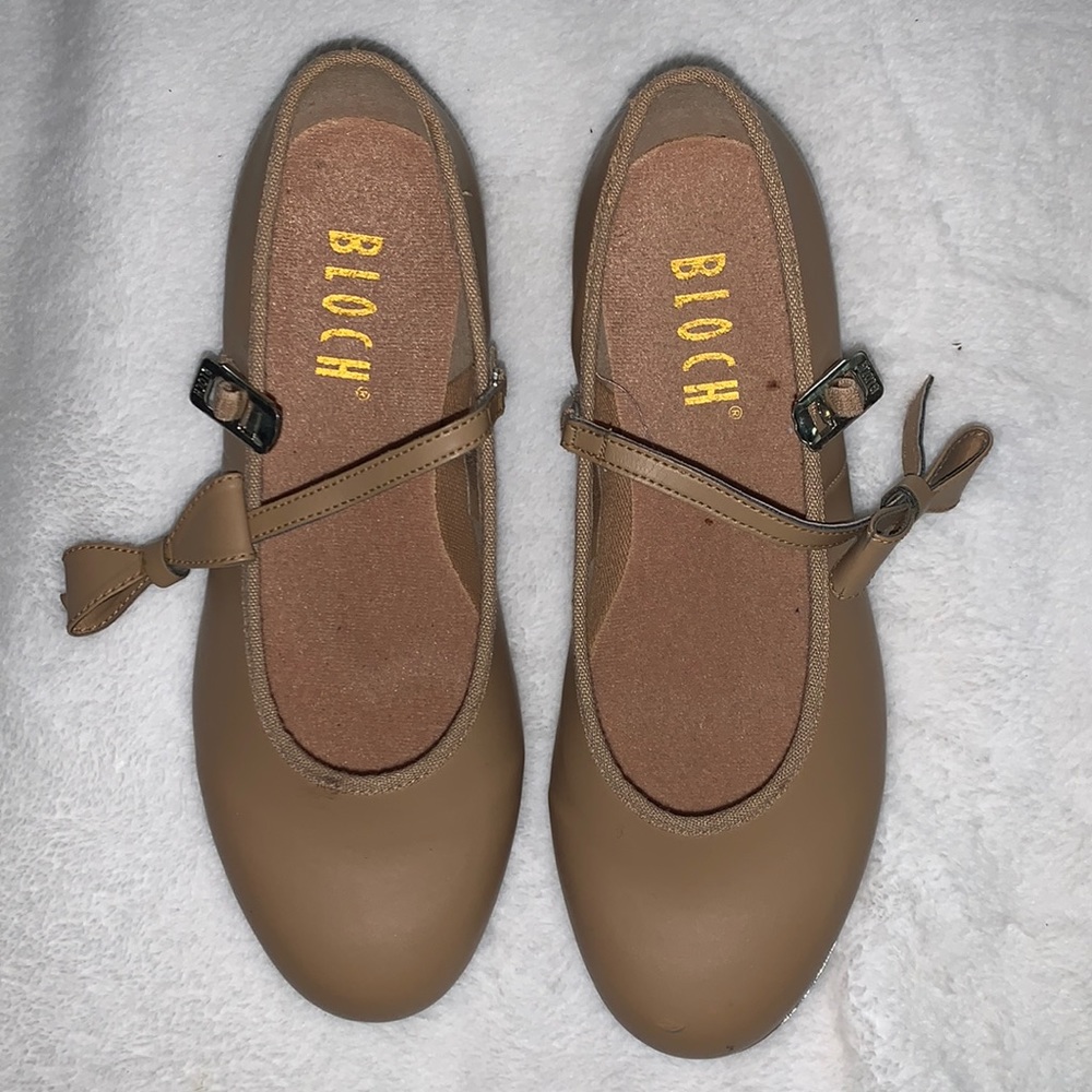 Girls tan tap shoes for dance. Only worn 1x to a competition.